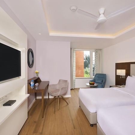 Отель Golden Tulip Vagator Goa Экстерьер фото