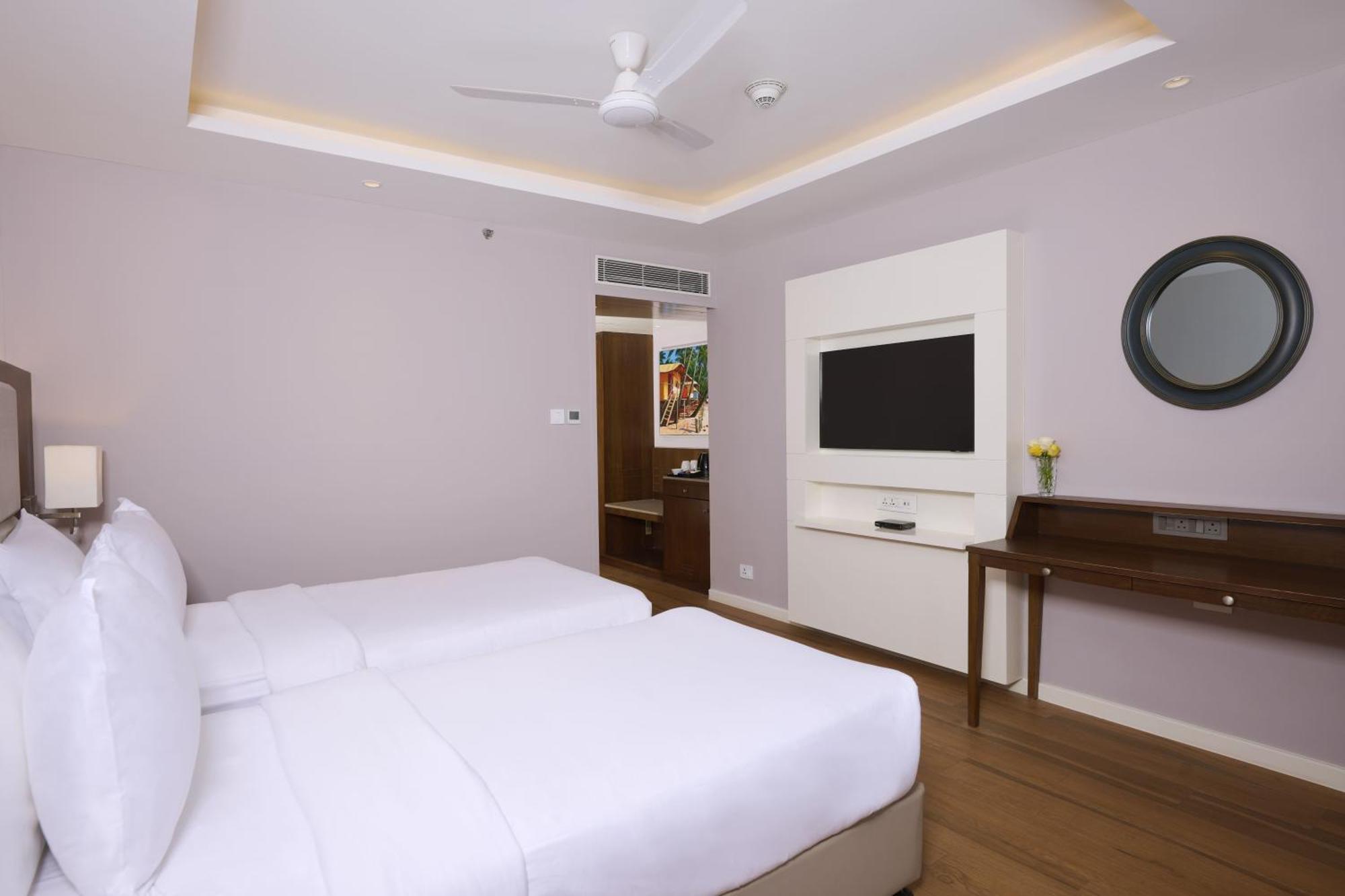 Отель Golden Tulip Vagator Goa Экстерьер фото