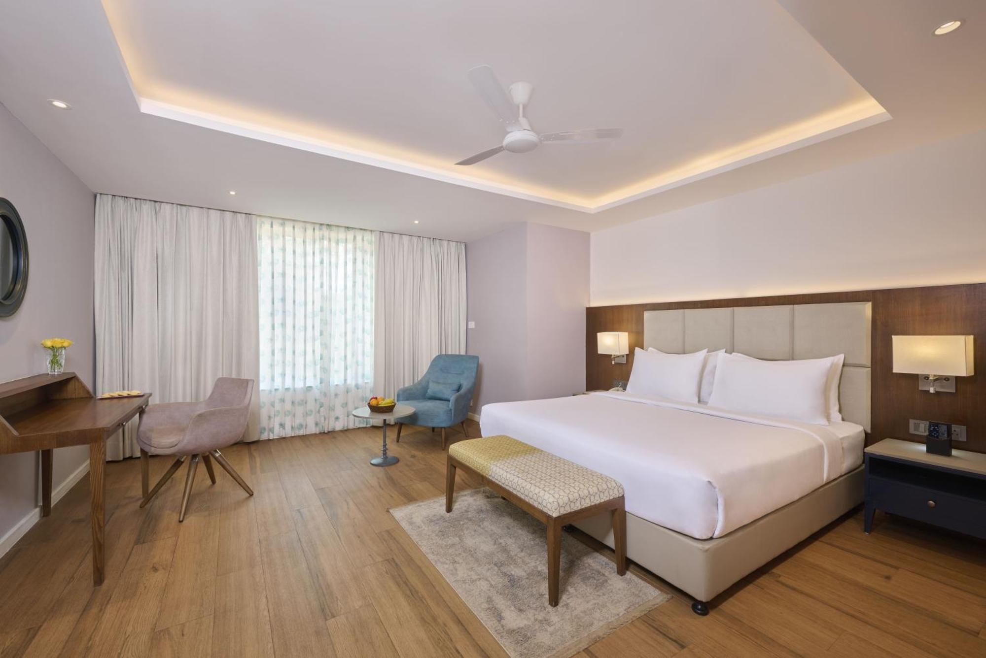 Отель Golden Tulip Vagator Goa Экстерьер фото