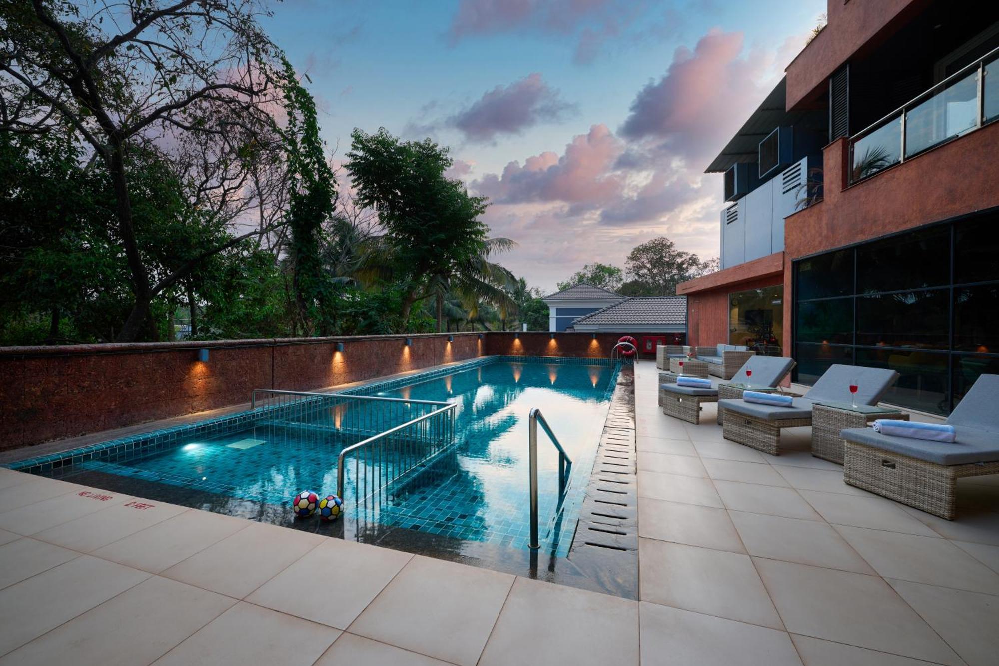 Отель Golden Tulip Vagator Goa Экстерьер фото