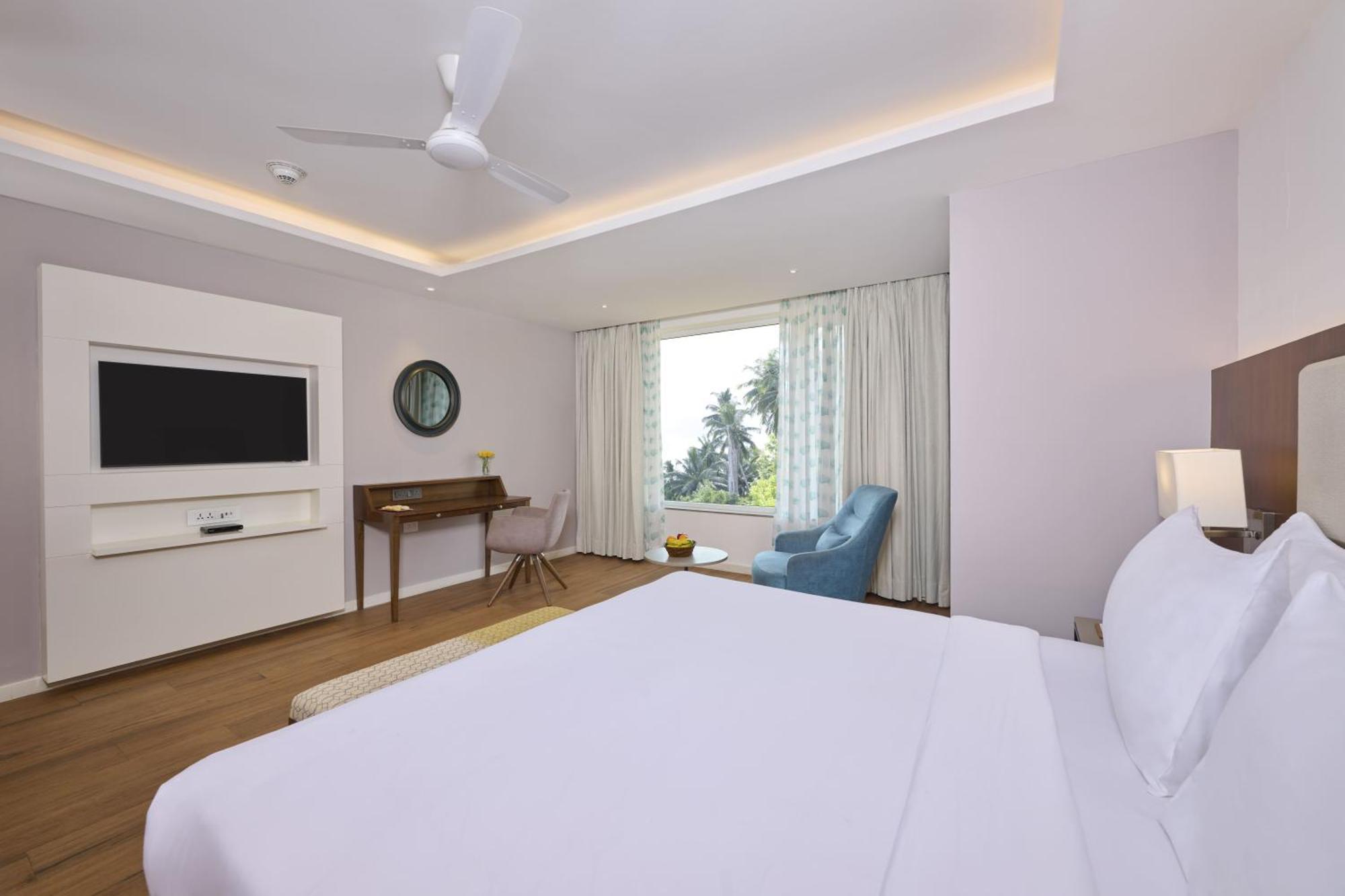 Отель Golden Tulip Vagator Goa Экстерьер фото